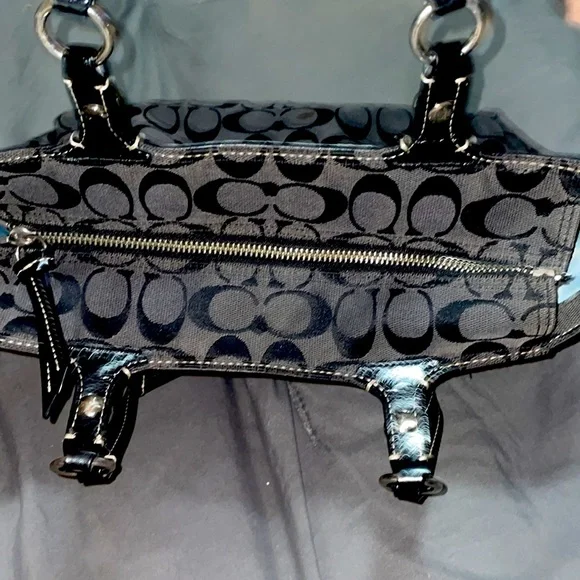 Coach purse and it’s very very convenient you will love it!! I guarantee it!!!!! - Picture 3 of 3